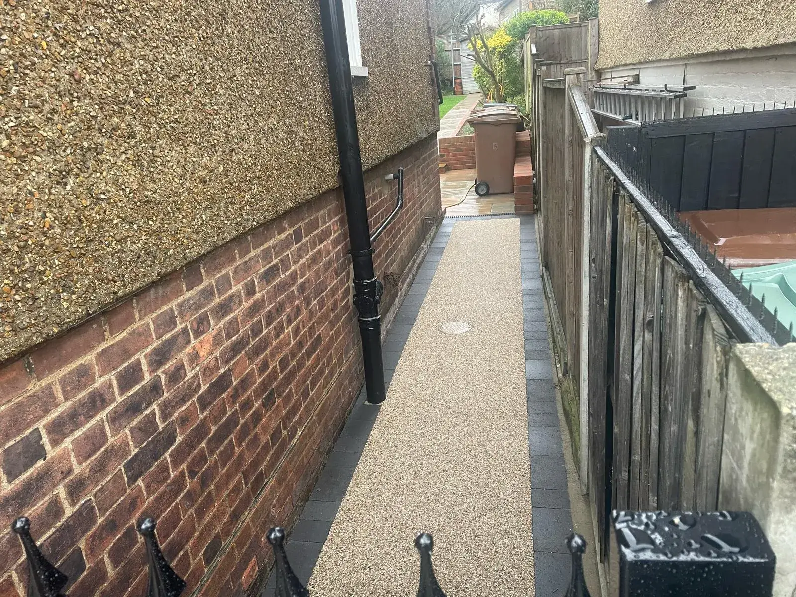 a narrow alley between two brick buildings
